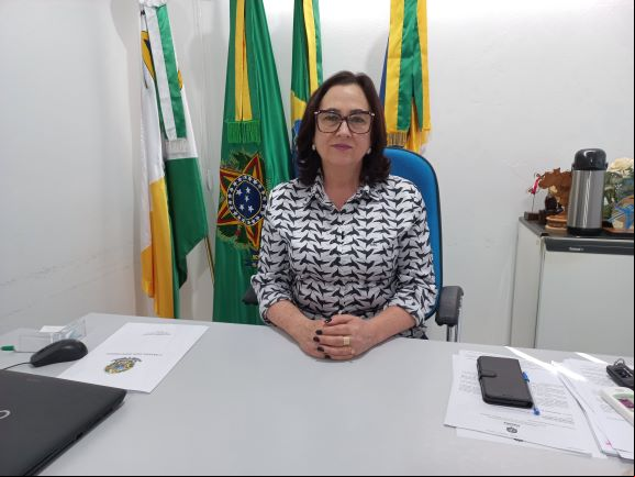 Prefeita Lisete Marth no gabinete. Boa articulação política e bom relacionamento interno com vereadores ajudam a conseguir recursos para o município. Foto: Divulgação.