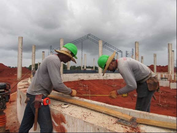 Pedreiros trabalhando na obra do secador da Copama em 2019. Empregos para todos os perfis de profissionais. (Foto: Rildo Costa)  