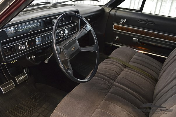 Com um amplo espaço interno, o Ford Landau acomodava até seis ageiros de forma confortável. A foto acima apresenta o  requintado desse modelo de luxo.