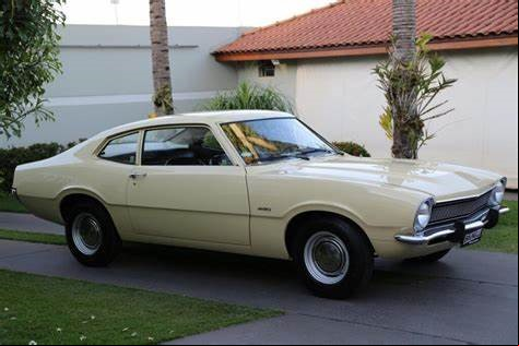 A versão Super do Ford Maverick oferecia em seu interior a opção de banco traseiro para 3 ageiros, diferente da versão original.
