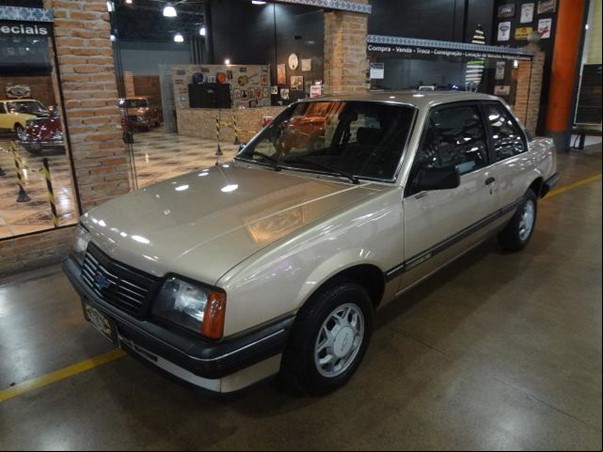 Monza SL/E 1986, uma versão intermediária da versão SL. Oferecida nas opções 1.6 e 1.8. Foto/Reprodução: Motor Tudo