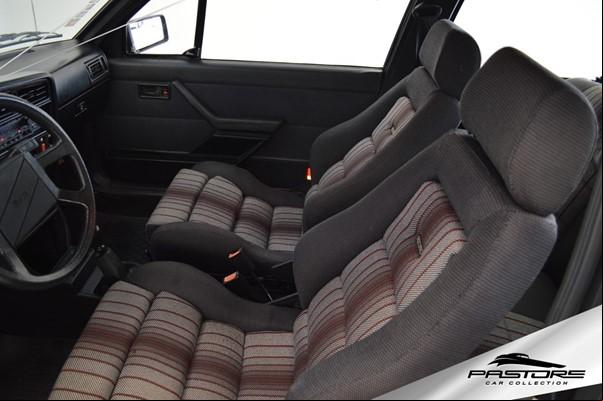 A versão S/R foi a primeira a vir equipada com bancos esportivos Recaro. Foto/Reprodução: Pastore Car Collection