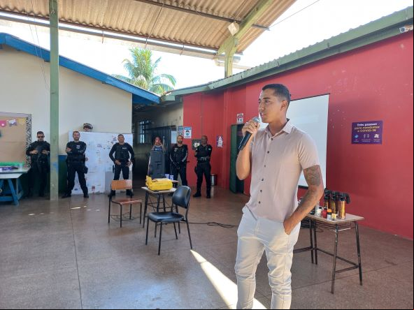 Patrick ficou preso por cinco anos. Hoje ele alerta jovens e adolescentes a evitar o caminho das drogas (Foto: Rildo Costa)
