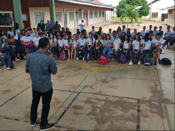 Eliseu ministrando palestra em Pimenteiras. Com três agens pela prisão, agora ele é voluntário do projeto “Suas Escolhas Definem o Seu Futuro” (Foto: Rildo Costa)  