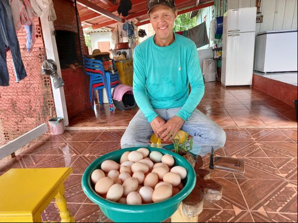 Cavassani com uma bacia de ovos. Ele vende a produção toda semana em Cerejeiras a R$ 8,00 a dúzia. (Foto: Rildo Costa)