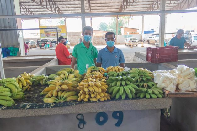  Elio é um pequeno produtor rural que usa a feira para vender o que produz. E agora o filho Tiago trabalha com ele. (Foto: Wellington Cordeiro)