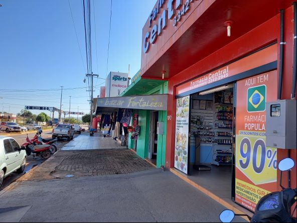 Avenida comercial em Cerejeiras. O dinheiro do leite circula na cidade. (Foto: Rildo Costa)