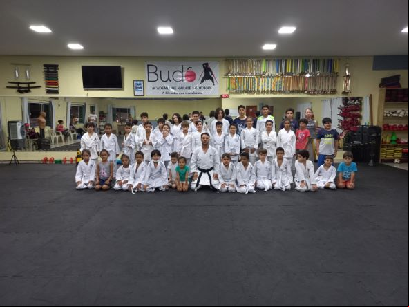 Turma infantil faixa-branca da Academia de Karatê Shotokan. Rendimento escolar é exigido dos atletas. (Foto: Rildo Costa)