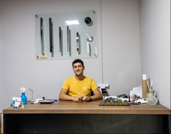 Yago abriu uma oficina de vidros. Apostou no setor de construção civil. (Foto: Nayury Ferreira)