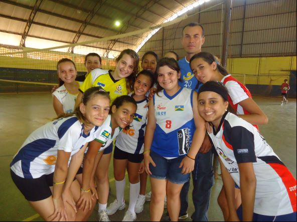 Professor Clésio e as atletas de vôlei. Essa foto foi tirada pelo autor desta coluna em 2012. (Foto: Rildo Costa/Arquivo)