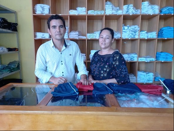 Casal Júnior e Lúcia. Eles começaram costurando nos fundos de casa e hoje atende empresas e fazendas. (Foto: Rildo Costa)