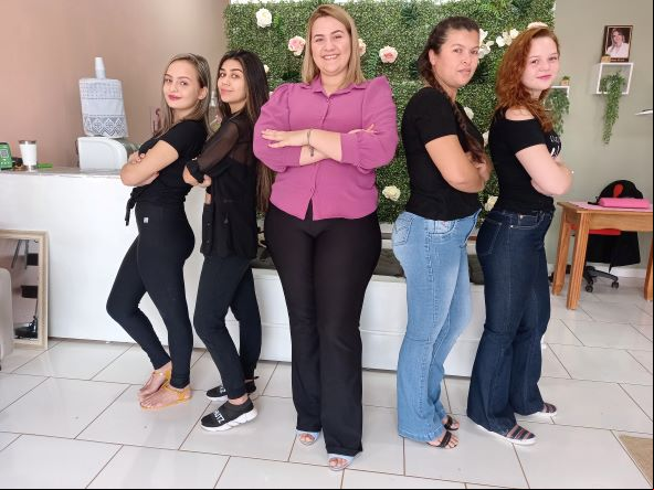 Larissa se formou em Estética no Mato Grosso e encontrou sua veia empreendedora em Cerejeiras. Hoje tem até equipe que trabalha com ela. (Foto: Rildo Costa)