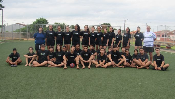 Professor Lenine e os atletas do handebol. Já participou de competições nacionais e disputou com jogadores de escolas de elite do Sul e Sudeste. (Foto: Rildo Costa)