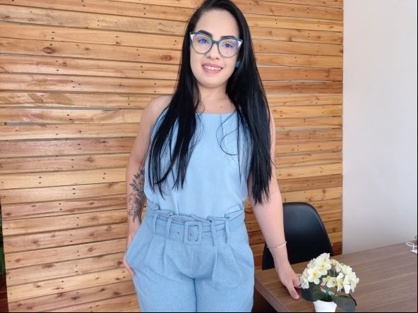 Luciane bem que tentou arrumar um emprego, mas não achou um que pagasse o que ela precisava. Aí empreendeu num estúdio de design de sobrancelhas. (Foto: Rildo Costa)