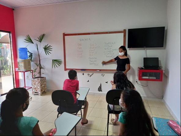 Aos 14 anos, Dienyfer abriu uma escola de inglês. A empresa já tem 20 alunos. (Foto: Rildo Costa)  