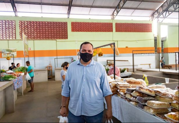 O agrônomo Dionathan Munhoz é um assíduo frequentador da feira municipal de Cerejeiras. Ele gosta de comer pastel nas manhãs de domingo. (Foto: Wellington Cordeiro)  