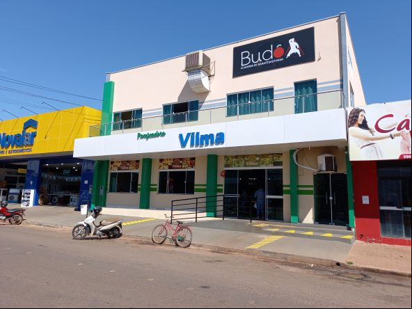 O prédio da empresa na atualidade, no centro de Cerejeiras. Além de pão, tem salgados, bolos, sucos, pizzas... (Foto: Rildo Costa)