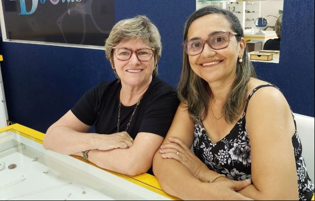 Laudy e a professora Antônia. A empresa nasceu para ajudar a amiga depois de uma demissão do emprego no governo. (Foto: Arquivo Pessoal)